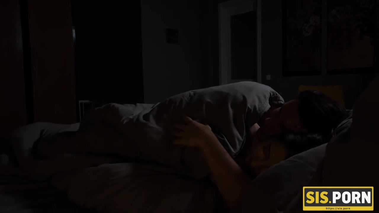 SIS.PORN. Girl felt bfs boner and decided to get it on instead of erotic dreams