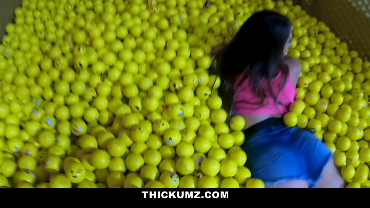 Thickumz - Beautiful Big Ass teen 18+ Backs It Up On A Stud