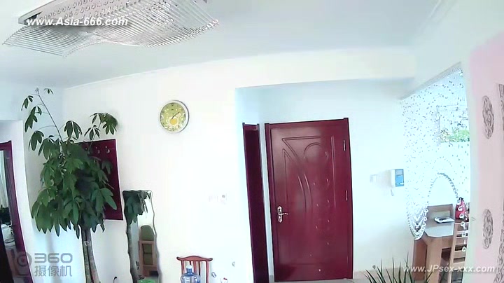 Hackers use the camera to remote monitoring of a lover's home life.225_2