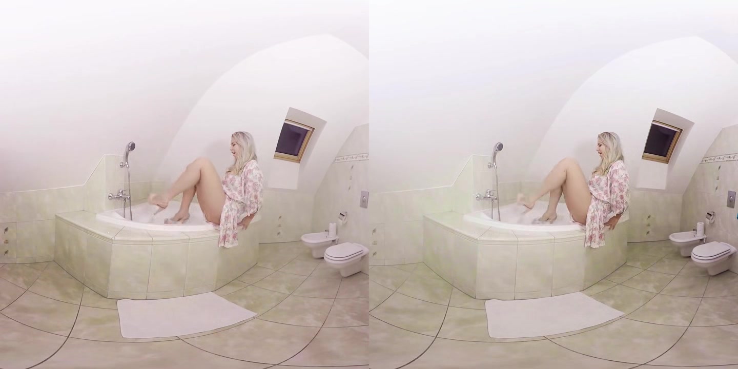 Nikky Dream Plays in the Tub