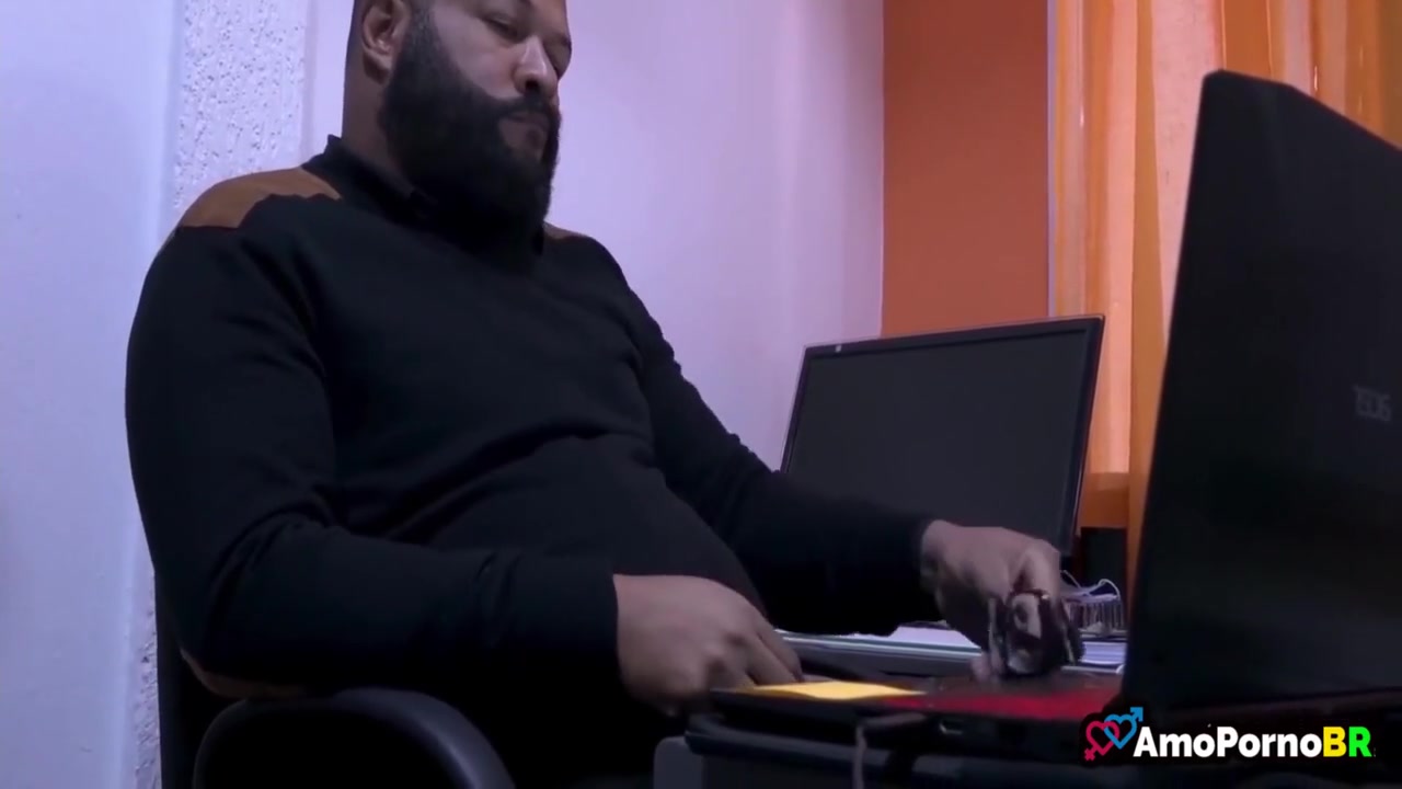 Marido Preocupado, Pois Olhou Uma Mensagem Estranha No Celular Da Esposa 5 Min