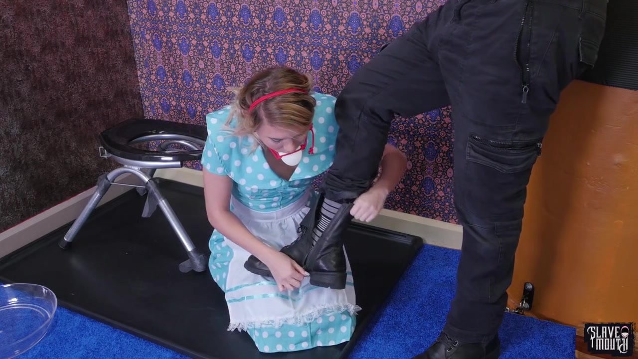 BDSM babe Rebel Rhyder gives a rimjob