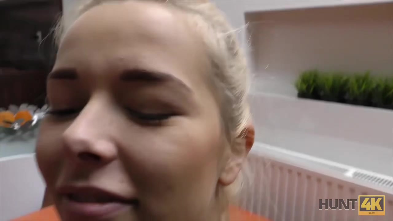 HUNT4K. Blonde stops fighting with BF because stranger gives money