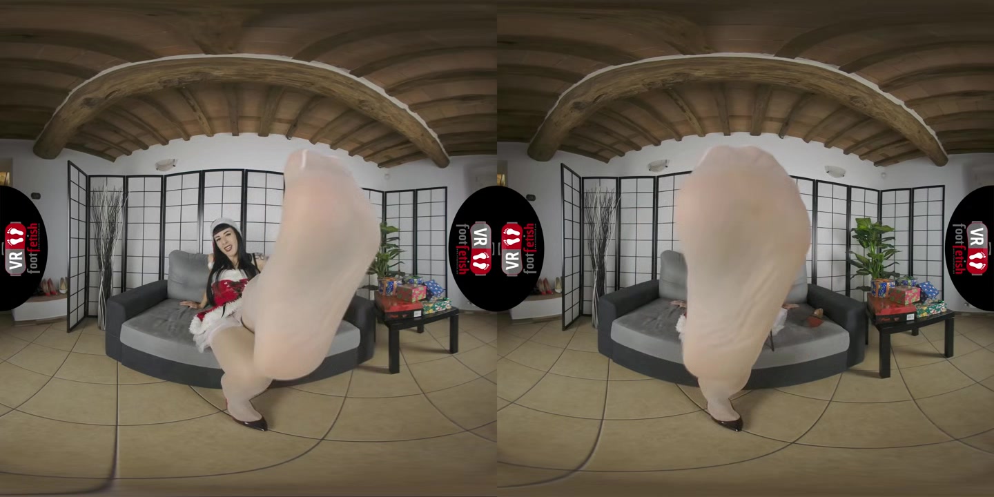 Sexy Babe Daphne Wearing Her Santa Claus Costume Enjoys Posing Her Beautiful Feet And Toes In VR - VRFootFetish