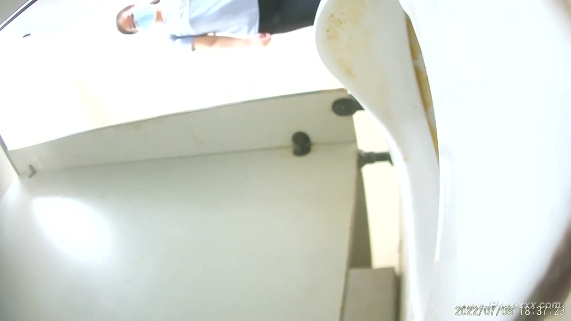 chinese girls go to toilet.303