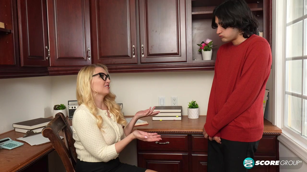 40-year-old beauty Julia Robbie fucks a 21-year-old