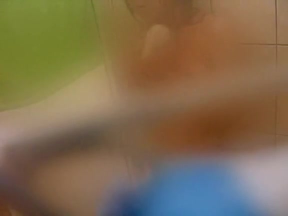 Gorgeous woman in shower never saw camera upper her