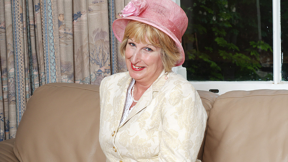 Classy Mum From London Going Naughty - MatureNL