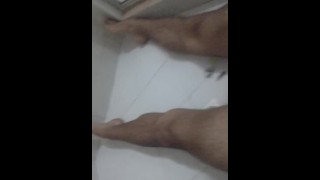 Corriendome en la ducha después de fumarme un porro