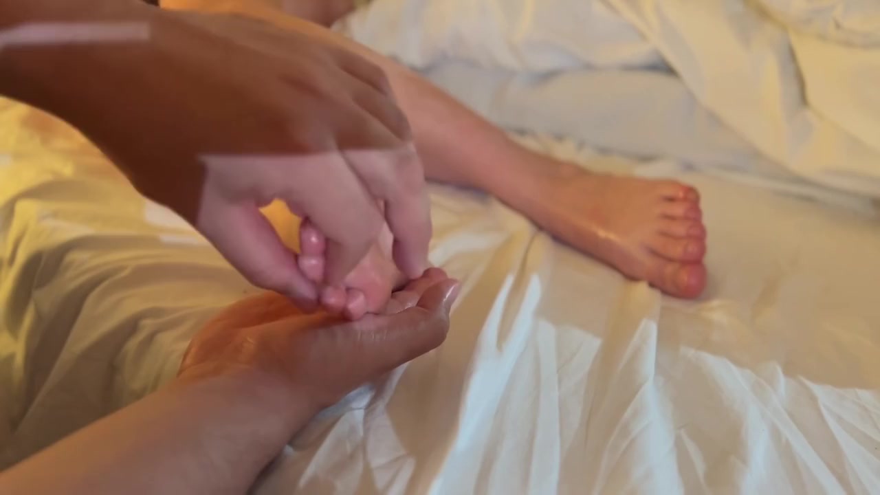 Neighbor Gives Me A Massage Being Pregnant