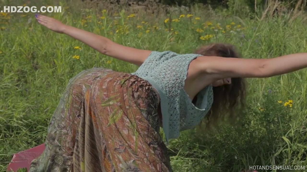 Outside Erotic Yoga With Sexy Russian Flexible Woman Suddenly Turned Into Hot Nude Yoga