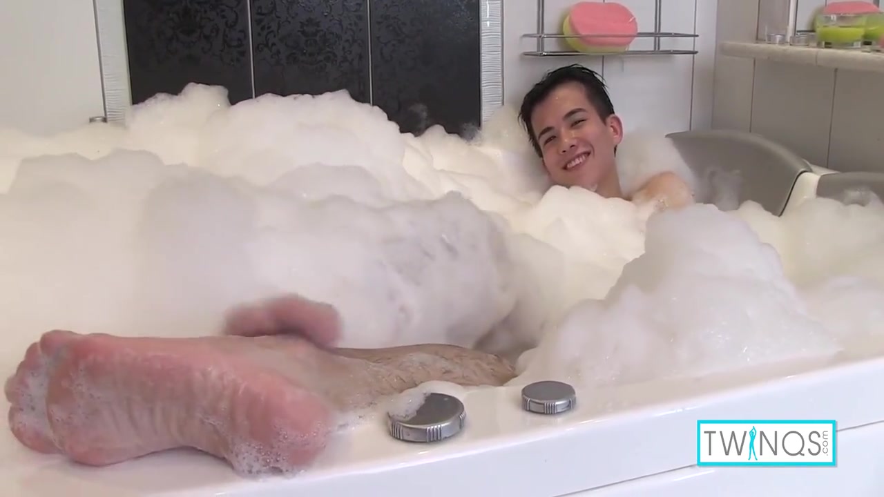 Hot Xander Shoots Some Solo Jerking During Bubble Bath! 10 Min