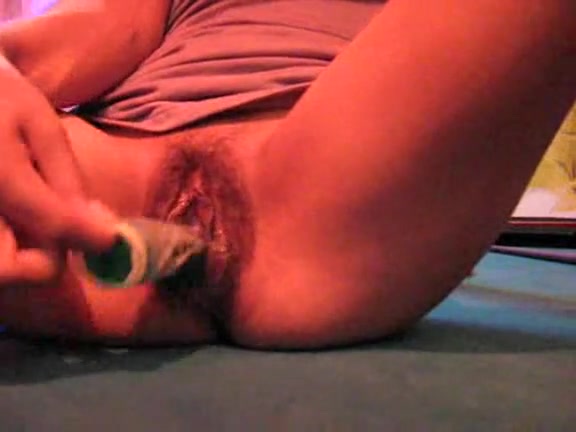 Sympathetic hussy uses mask to dildo her twat on cam