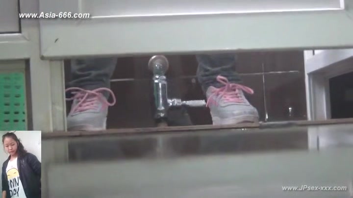 chinese girls go to toilet.84
