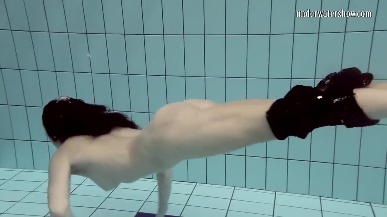 Loris Licicia Bouncing Her Tits Underwater