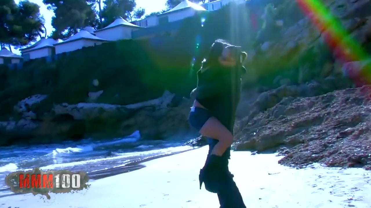 Sex Threesome On A Beach With And With Yesenia Rock And Jessica Bitch