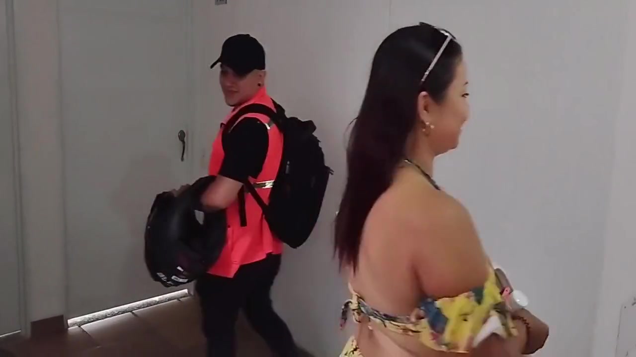 I Seduce My Neighbor By Taking Him To My Apartment