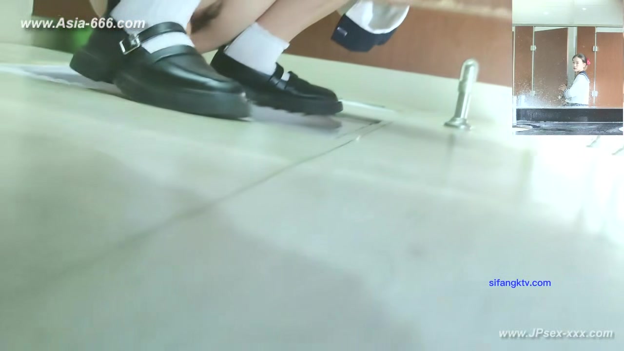 chinese girls go to toilet.300