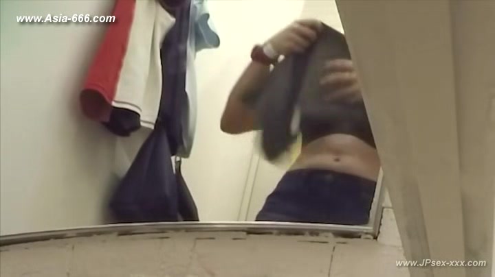 peeping asian changeroom.2