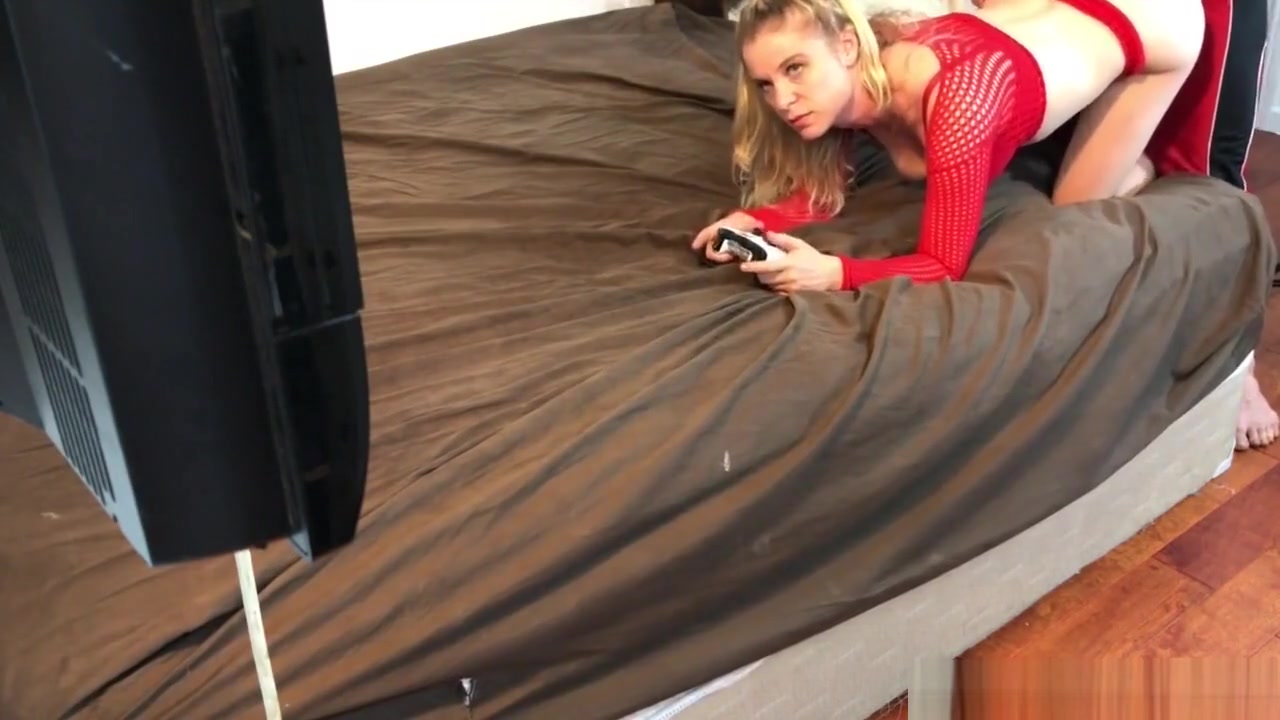 Fucked My Gamer Stepsis Ends With Creampie