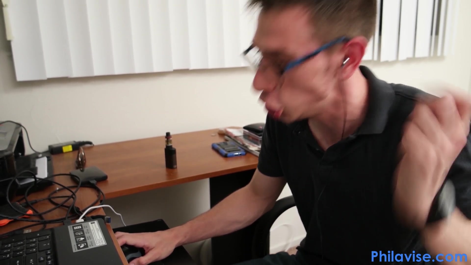 PHILAVISE- Dude gets a beeg while playing video games