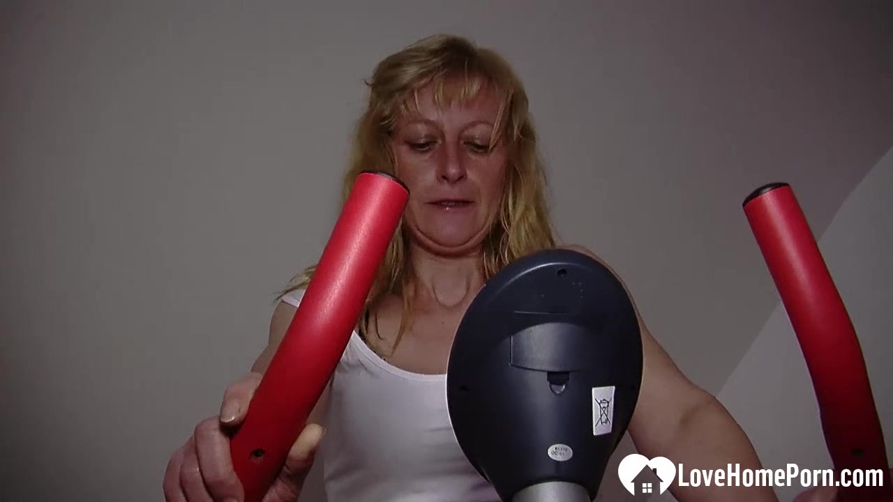 Aroused MILF fingers her juicy love tunnel
