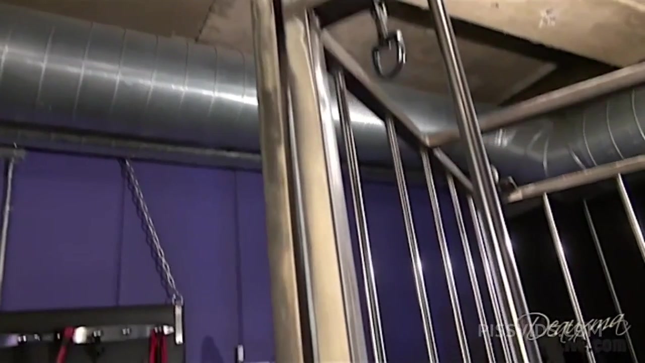 Caged and Squirting - PissVids