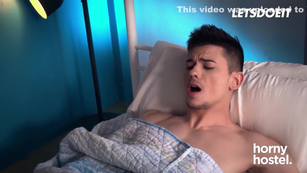 Seduces Horny Roommate With Her Perfect Body - Anastasia Brokelyn