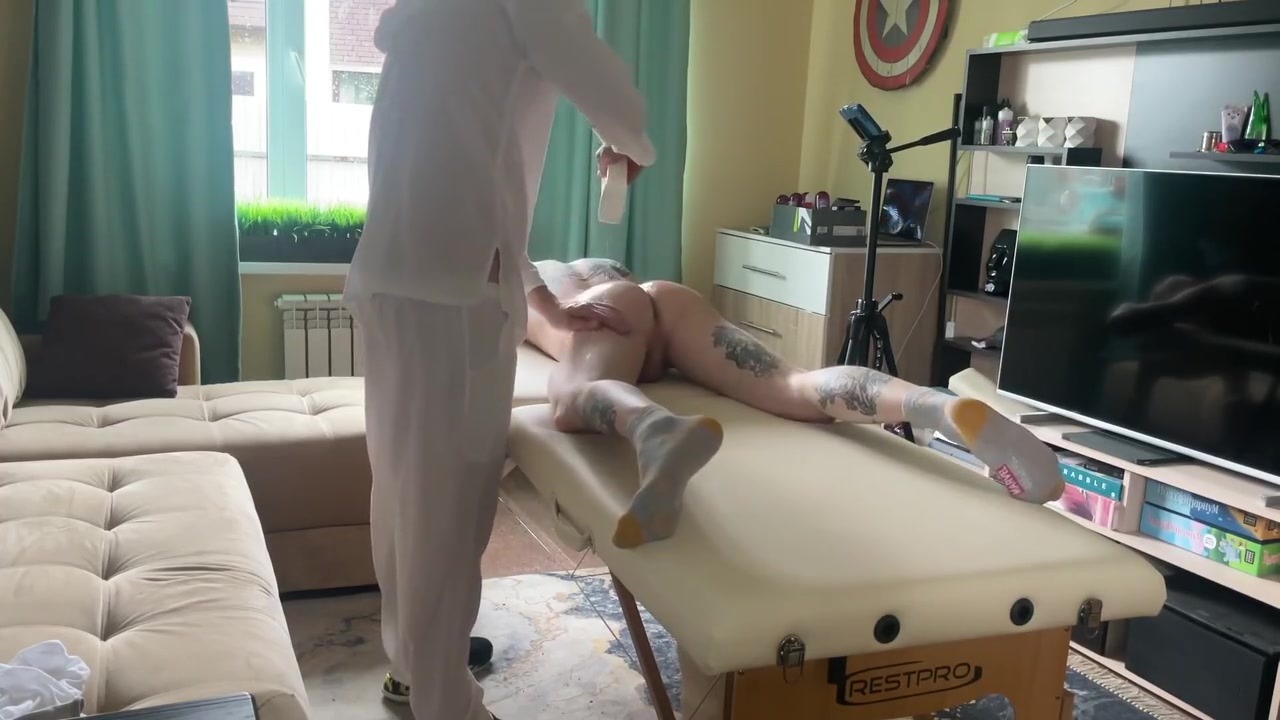 Massazhist Vebal Parnya Na Seanse Massazha