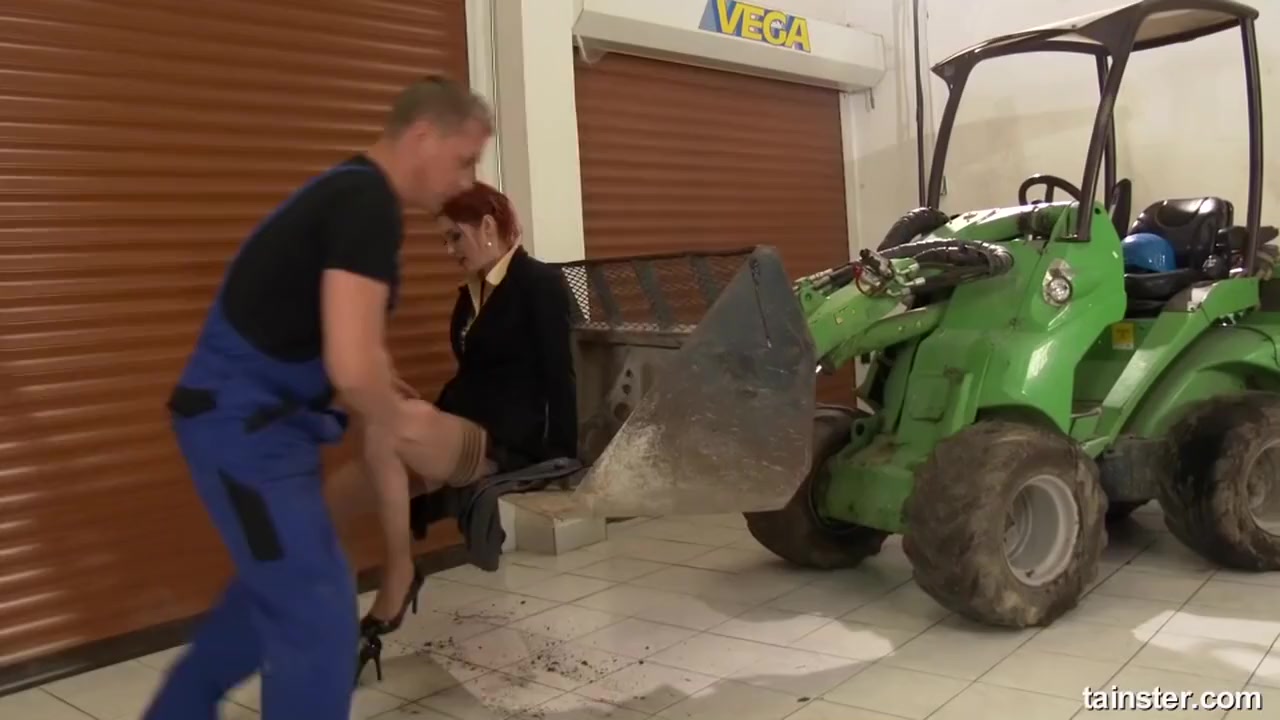 He Cleans His Machine Then Fucks The Secretary