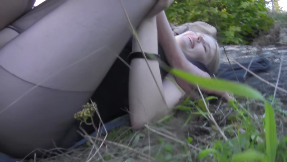 Sexy amateur girlfriend losing off jeans for outdoor fuck