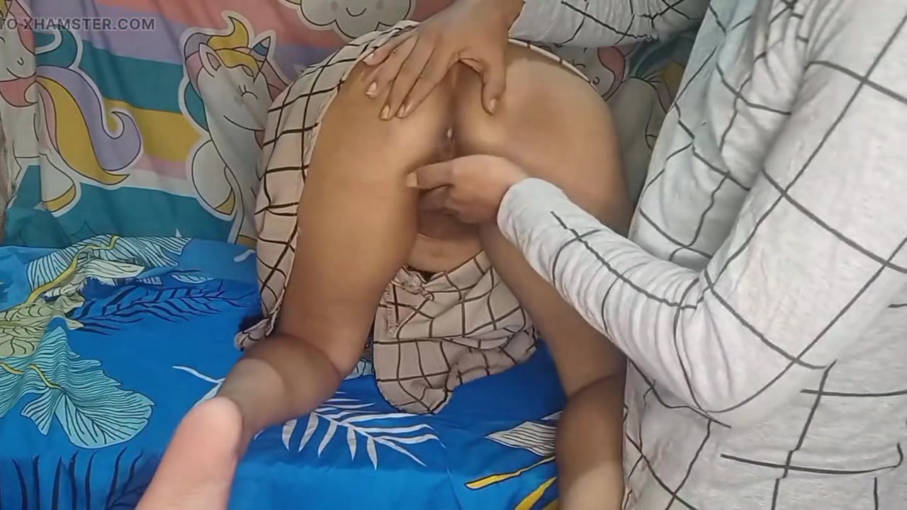 Indian Desi Girl is Catched Masturbates Inserting a Banana in Her Juicy Pussy and is Fucked xlx
