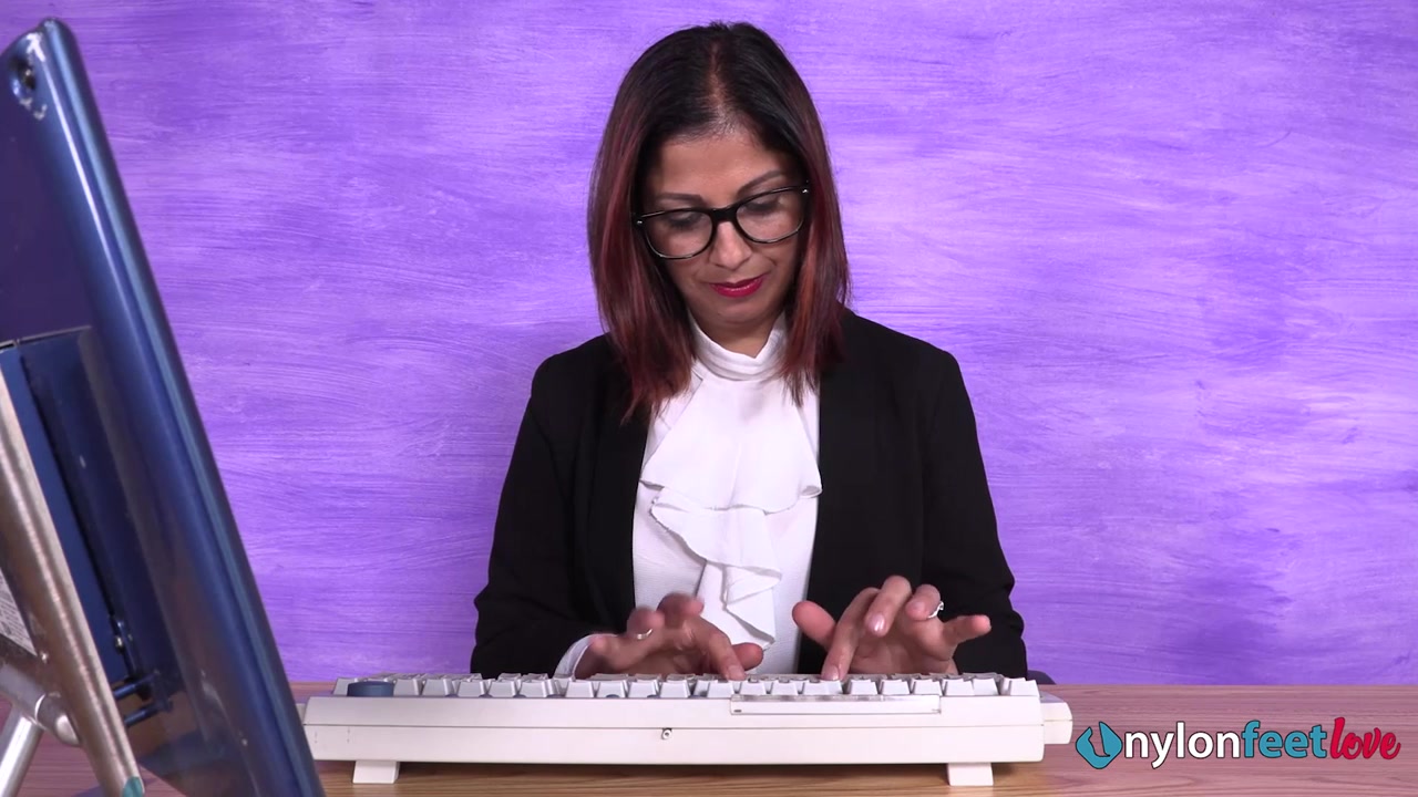 Super-hot secretary Simoncina shows off her nyloned feet