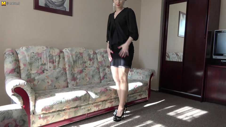 Hairy Housewife Playing With Her Pussy - MatureNL