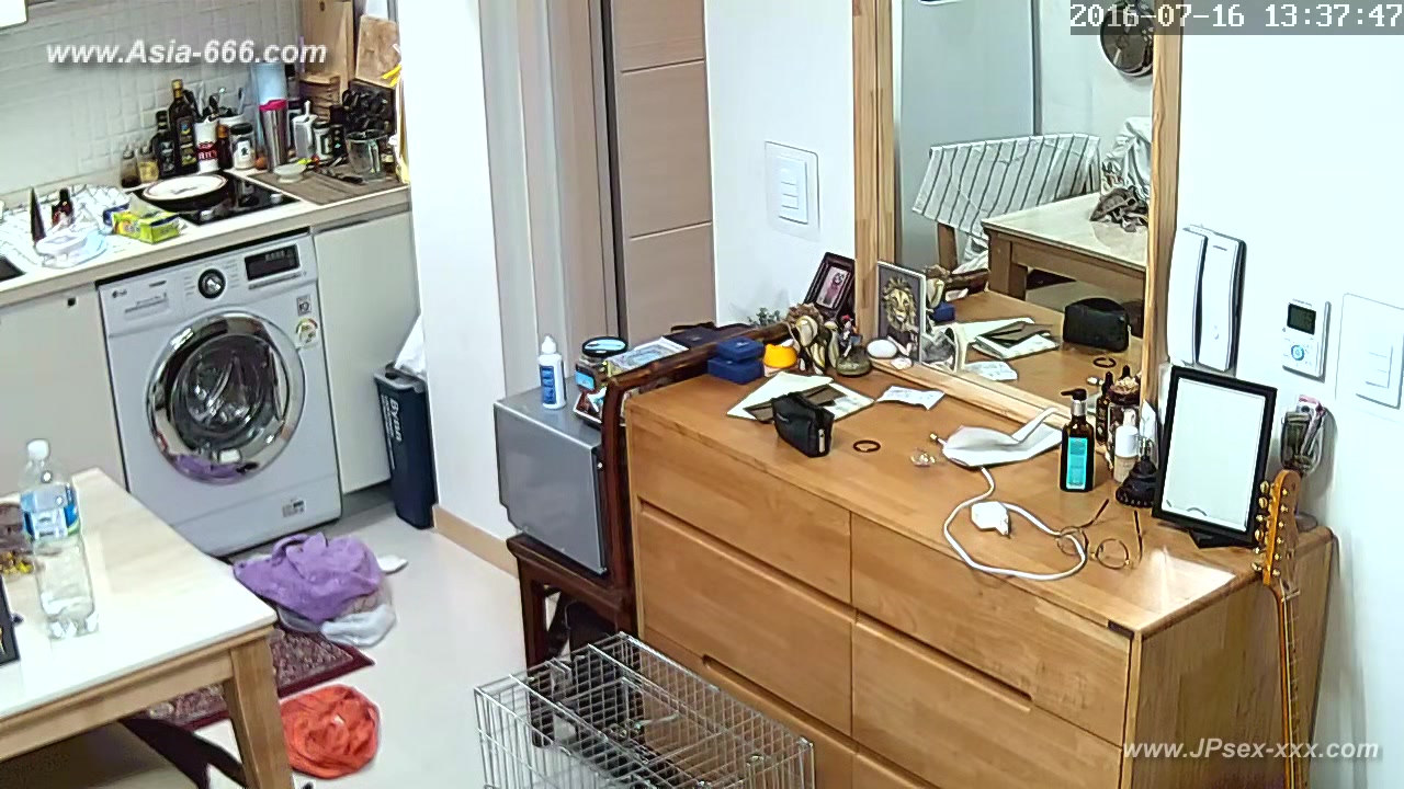 Hackers use the camera to remote monitoring of a lover's home life.564