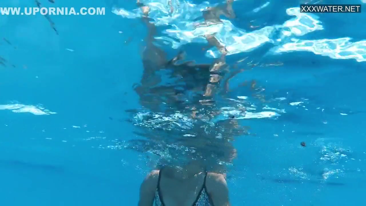 Outdoor Swimming Pool Erotics With Naked Zazie - Zazie Skymm