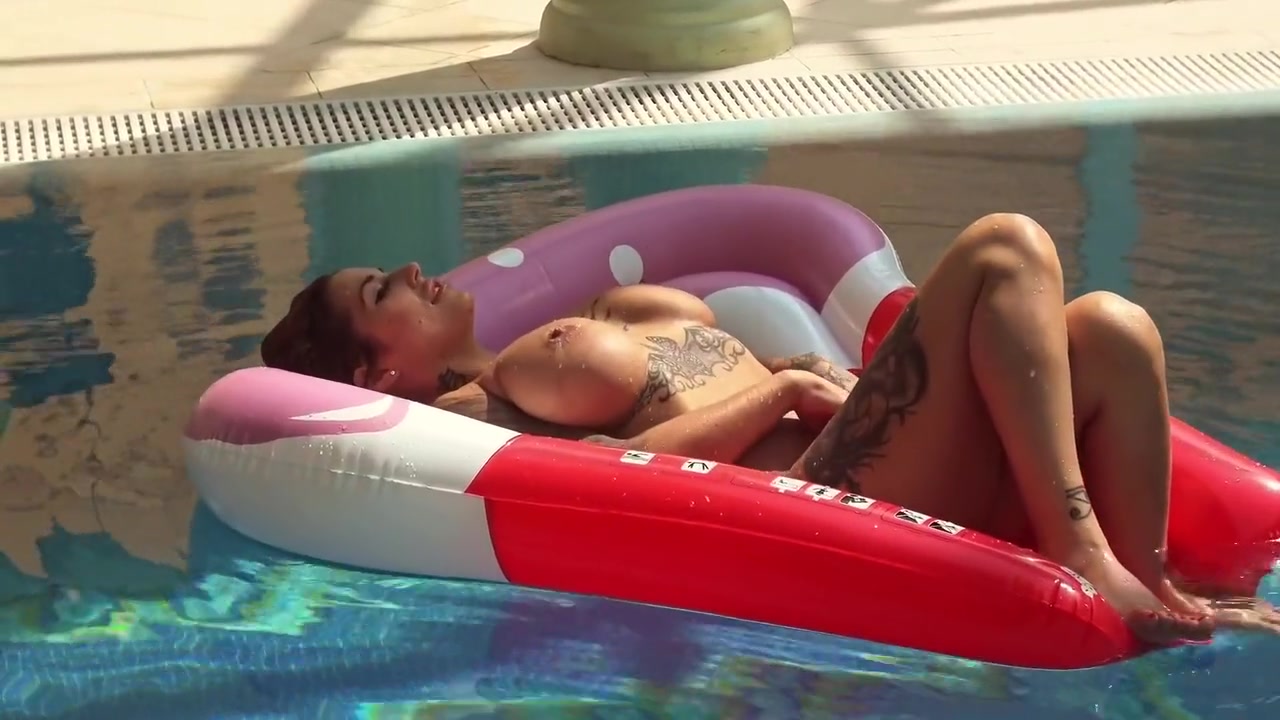 Canadian Milf Heidi In The Pool