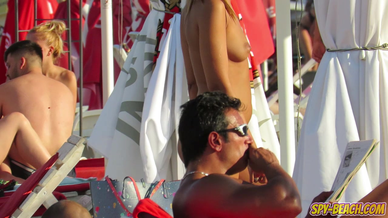 Close-Up Gorgeous Topless Beach teen 18+