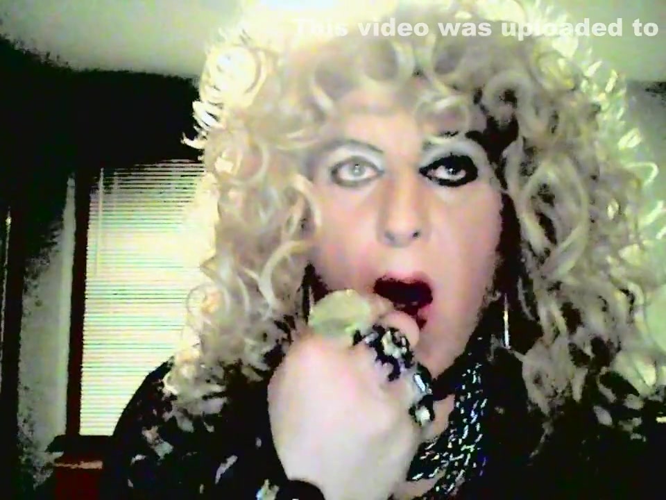 MzRoxy smoking fetish tranny