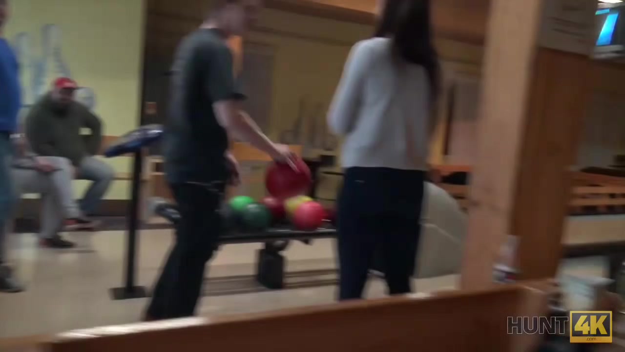 HUNT4K. Dude sells girlfriend's twat to guy and continues to play