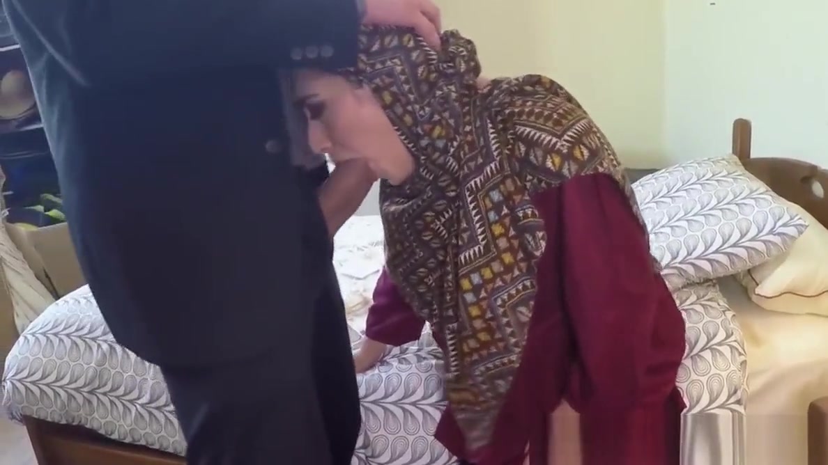 Amateur babe with hijab getting her pussy smashed