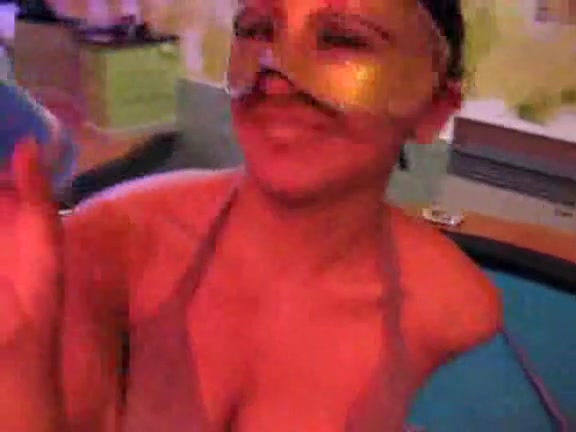 Sympathetic hussy uses mask to dildo her twat on cam