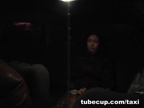 Sultry amateur paying oral for a taxi ride