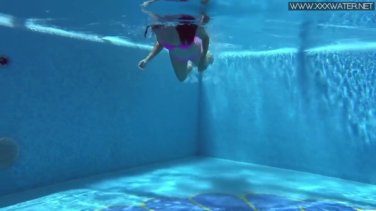 Swims Sexy Naked In The Pool With Jessica Lincoln