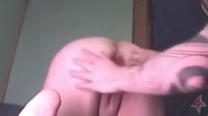 Guy fingered her until juicy started to flow out