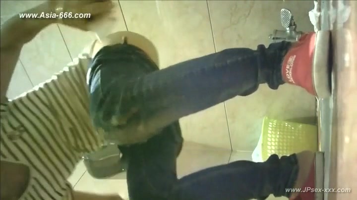 chinese girls go to toilet.78
