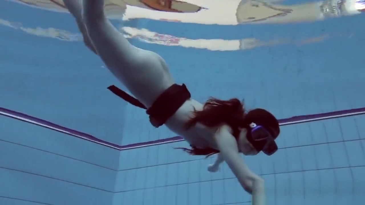 Cheh sexy redhead naked swimming