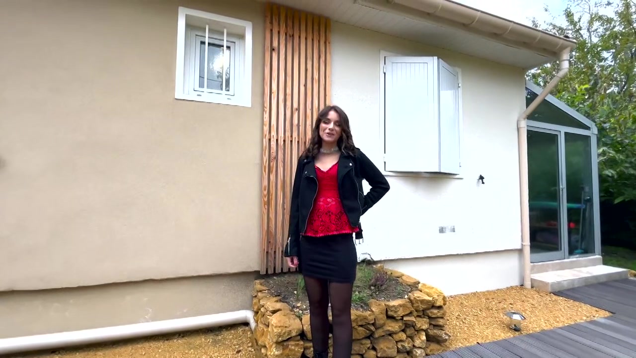 Demona, 31 years old, very dominant housekeeper... - Jacquie et Michel TV