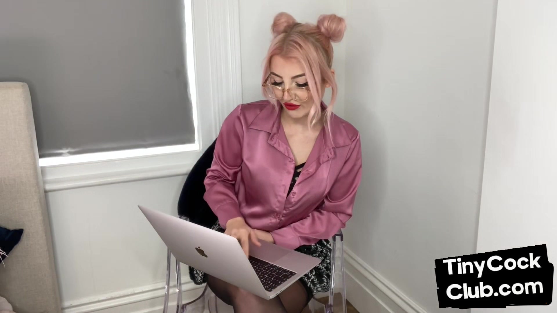 Cute bae in glasses commeting small dick