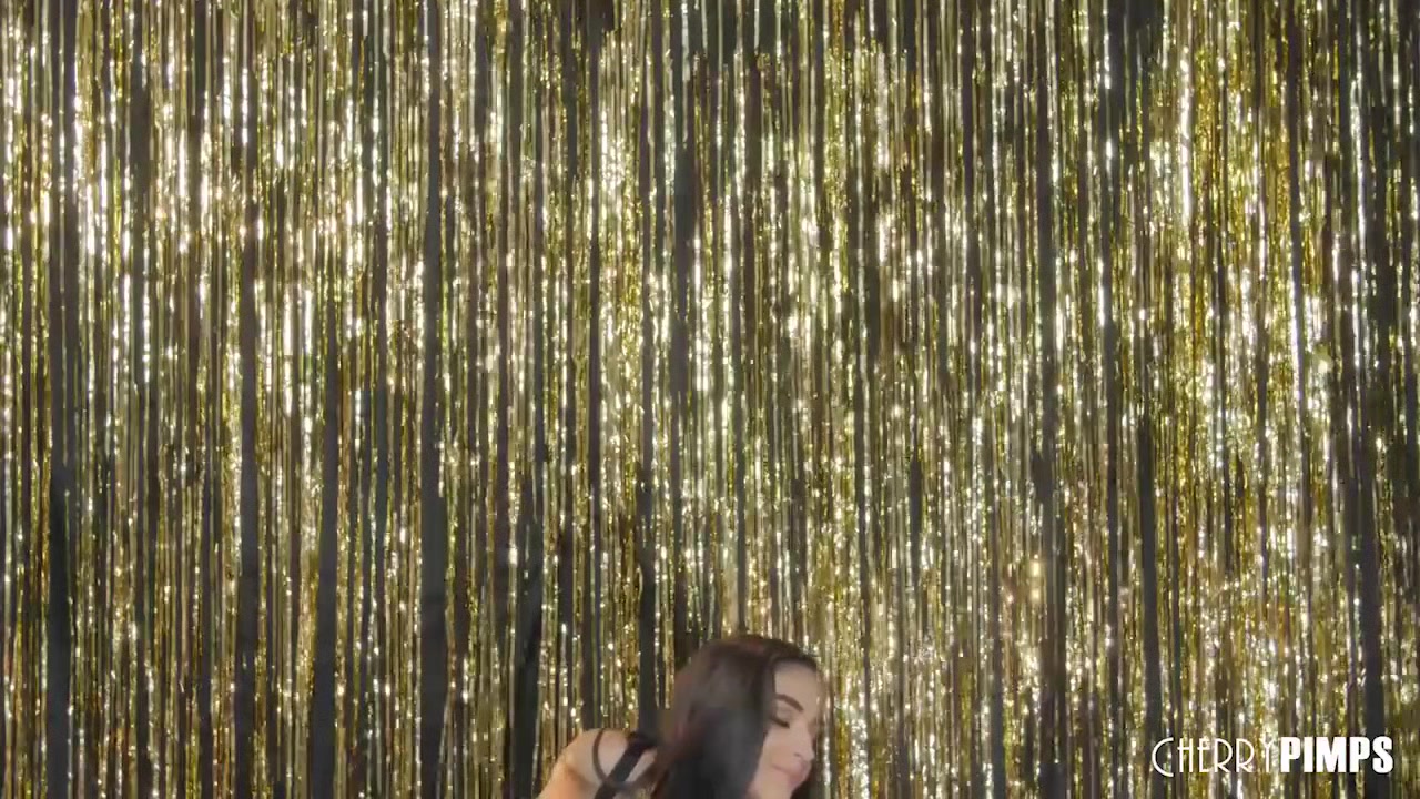Emily Willis Brings in the New Year By Masturbating Until She Cums